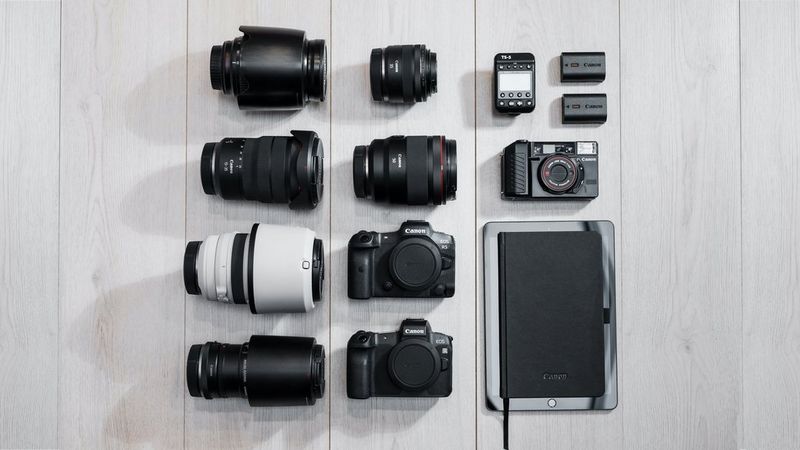L'équipement d'Erik Tomašák contenant ses appareils photo et objectifs Canon.