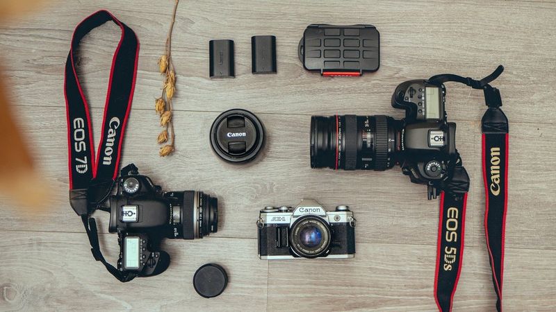 L'équipement d'Evely Duis contenant ses appareils photo et objectifs Canon.