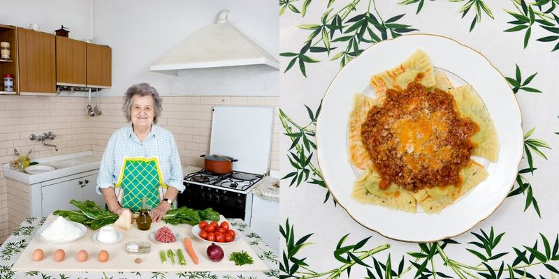 À gauche, une femme sourit dans une cuisine avec les ingrédients d'un plat de pâtes posés sur la table devant elle ; à droite, photo du plat terminé.