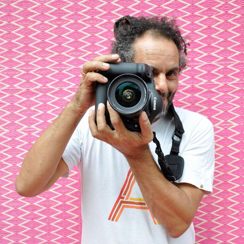 L'ambassadeur Canon Hassan Hajjaj tenant un appareil photo Canon. Portrait de Jenny Fremont.