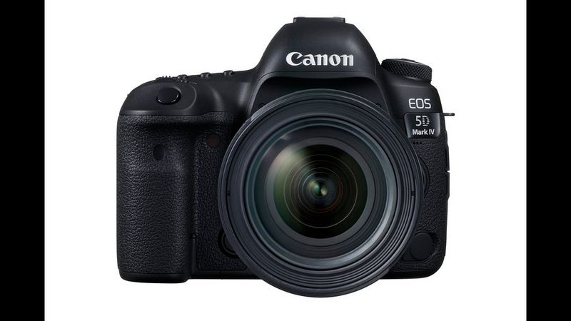 L'équipement d'Hassan Hajjaj contenant un appareil photo et des objectifs Canon.