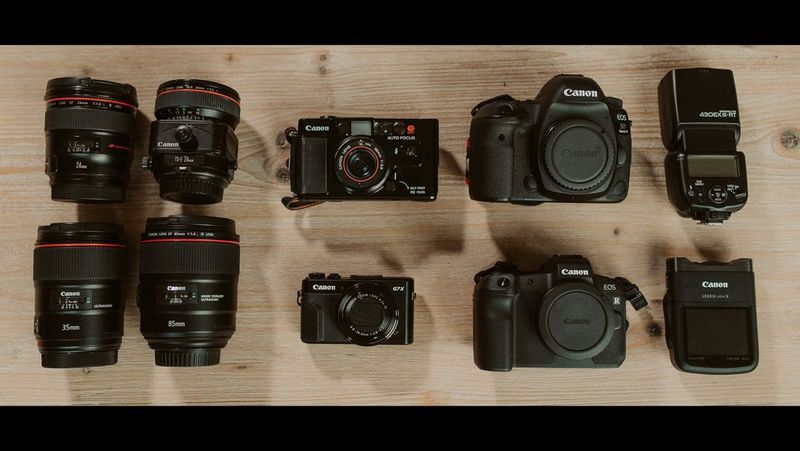 L'équipement de Julia Blumenthal et Gil Gropengießer contenant des appareils photo et des objectifs Canon.