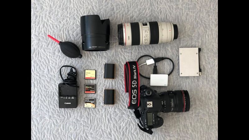 Équipement de Julie contenant un appareil photo et un objectif Canon.