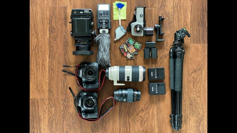 Équipement de Laura El-Tantawy contenant des appareils photo, des objectifs et des accessoires Canon.