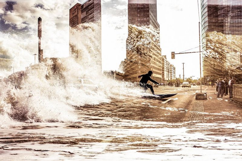 Double exposition d'un surfer chevauchant une vague... à Berlin en Allemagne.