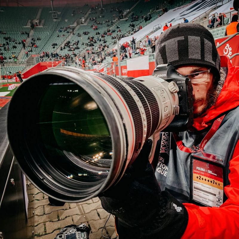 Canon Ambassador Łukasz Skwiot with his Canon camera and lens.