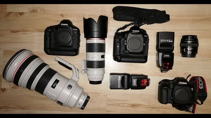 Équipement de Łukasz Skwiot contenant des appareils photo, des objectifs et des accessoires Canon.