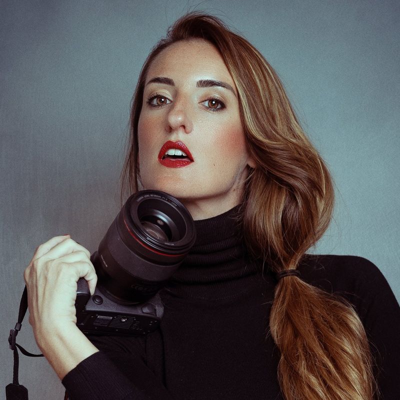 A headshot of Canon Ambassador Mara Saiz Gomis holding a Canon camera.
