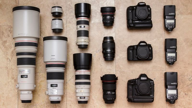 Équipement de Marc Albiac contenant des appareils photo, des objectifs et des accessoires Canon.