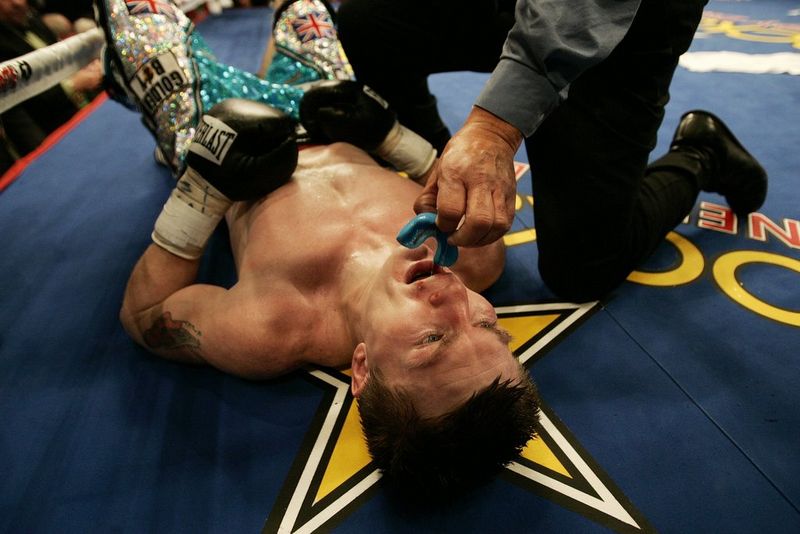 Après une défaite, le boxer britannique Ricky Hatton est allongé au sol alors que son entraîneur lui retire son protège-dents.