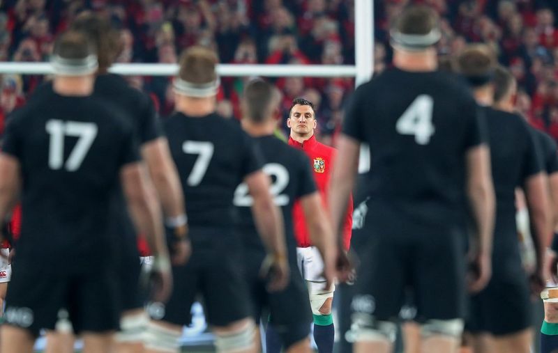Sam Warburton, capitaine de l'équipe des Lions britanniques et irlandais, défie du regard les All Blacks néo-zélandais pendant le dernier test match de la tournée de 2017.