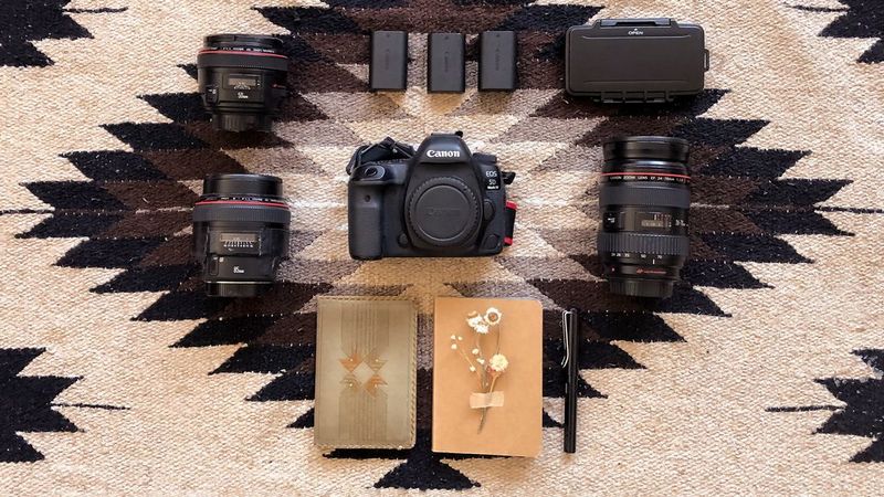 Équipement de Maud Chalard contenant un appareil photo, des objectifs et des accessoires Canon.