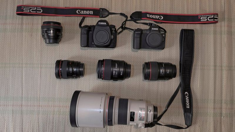 L'équipement de Muhammed Muheisen contenant ses appareils photo et objectifs Canon.