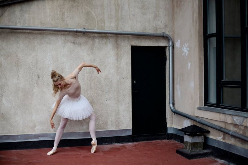 Un danseur de ballet s'échauffe avant une chorégraphie.