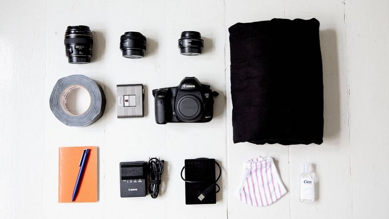 Équipement de Nanna Navntoft contenant des appareils photo, des objectifs et des accessoires Canon.