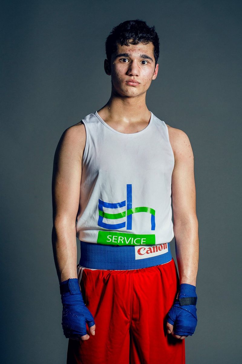 Un boxeur masculin vaincu regarde fixement au loin, plein de déception.