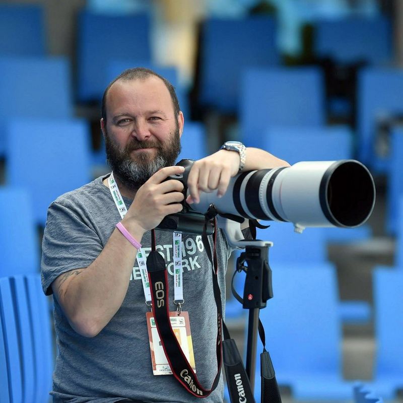L'ambassadeur Canon Onur Çam avec son appareil photo et son objectif Canon.