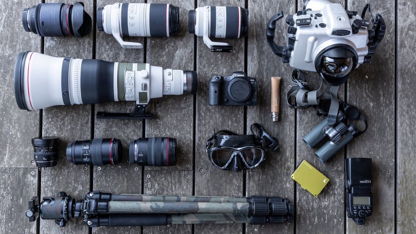 Il kit di Stéphane Granzotto contenente fotocamere, obiettivi e accessori Canon.