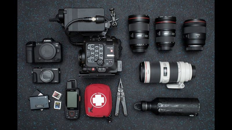 L'équipement de Valtteri Hirvonen, qui contient des appareils photo Canon, des objectifs, une bouteille d'eau et une trousse de premiers secours.