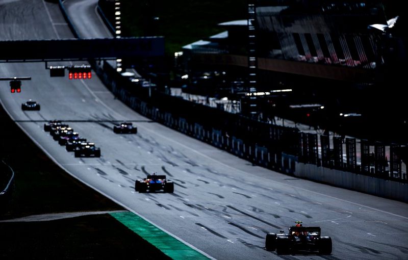 Des voitures de course arrivent sur la piste pour le début des essais.