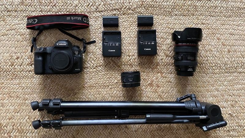 Équipement de Yagazie Emezi contenant un appareil photo Canon, des objectifs et un trépied.