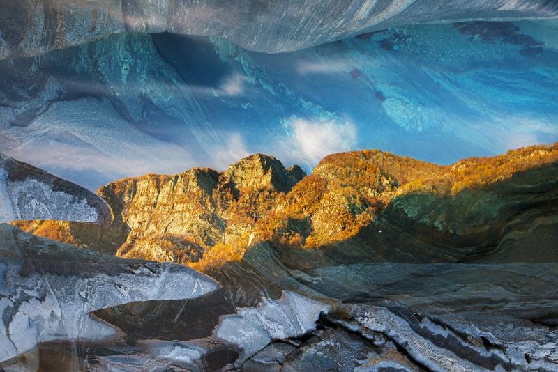 Montagnes se reflétant dans une piscine naturelle au milieu des rochers.