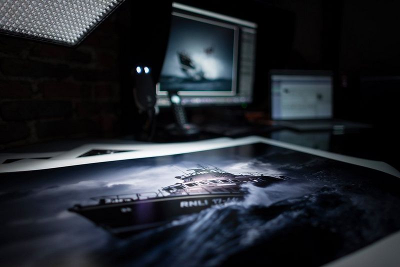 Tirage couleur de qualité d'un canot de sauvetage de la Royal National Lifeboat Institution en mer.