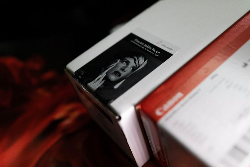 Boîte de papier jet d'encre Hahnemühle FineArt photographiée sous un certain angle.