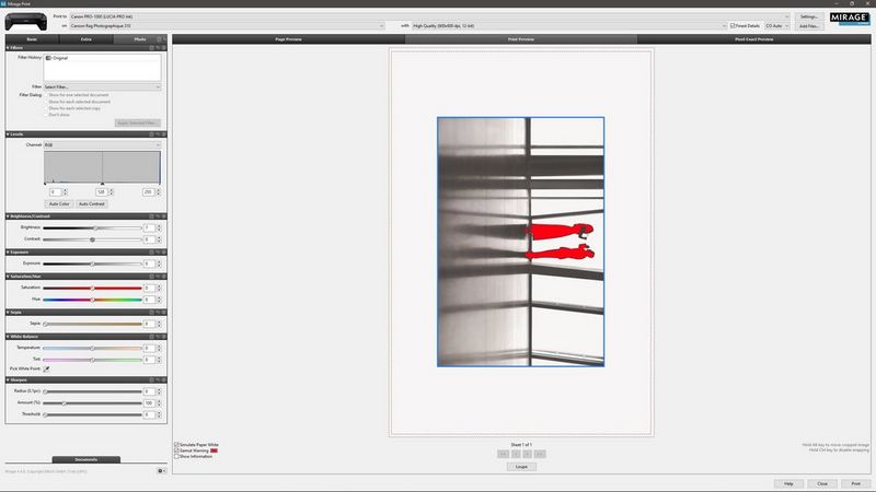 Силуэт пары, запечатленный под углом 90°; фотография открыта в DINAX Mirage. Фигуры окрашены ярко-красным — это означает, что цвета находятся вне цветового пространства.