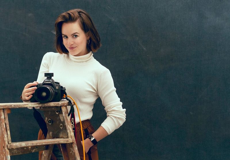 Photographer and Canon Ambassador Evely Duis with her Canon camera.