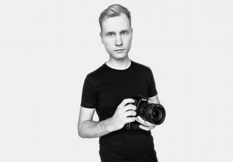 Photographer and Canon Ambassador Łukasz Bartyzel with his Canon camera.