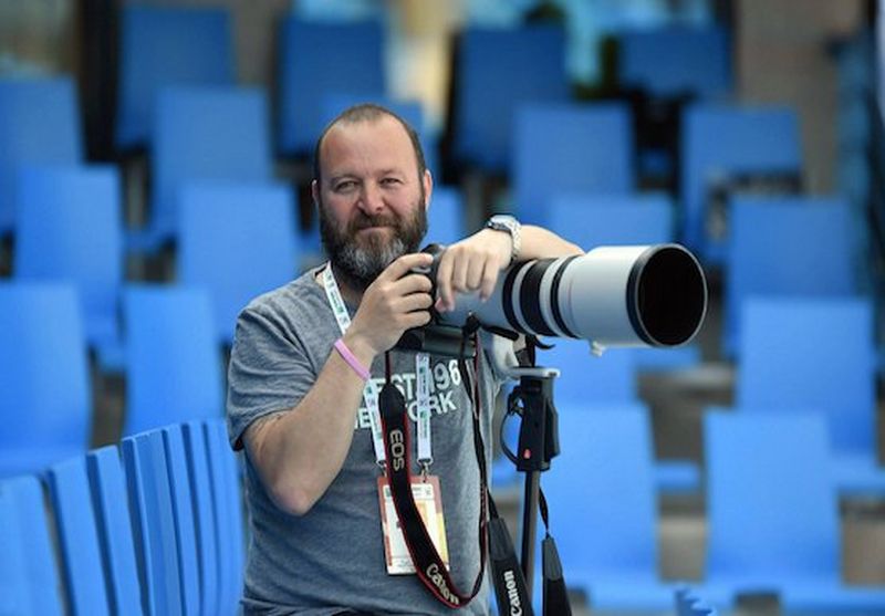 Photographer and Canon Ambassador Onur Ҫam with a Canon camera and long sports lens.