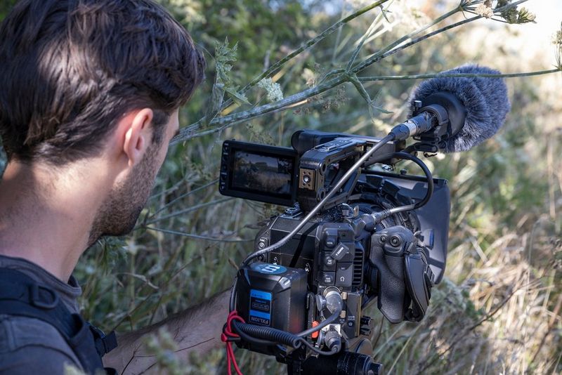 Ben Sherlock filme avec sa caméra Canon EOS C300 Mark III.