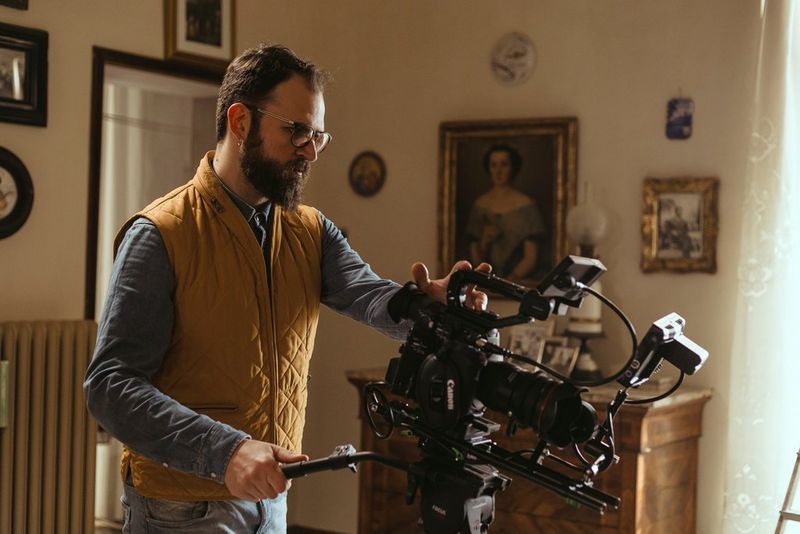 Ο κινηματογράφος Ivan d'Antonio γυρίστηκε με κάμερα Canon Cinema EOS σε ένα μικρό δωμάτιο με ντεμοντέ διακόσμηση