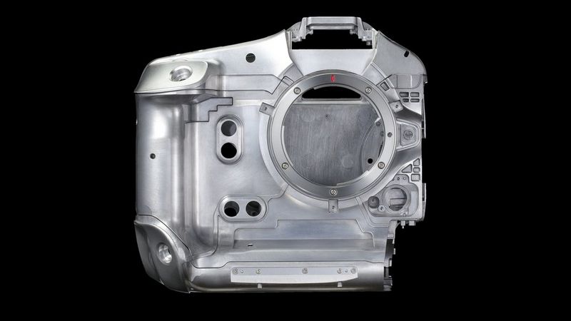 Het chassis van magnesiumlegering van de Canon EOS R1.