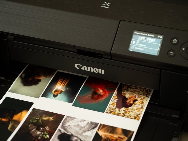 Принтер Canon PIXMA PRO-200 печатает изображение девушек в разных позах.