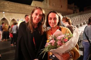 Обладательницы гранта Canon для женщин-фотожурналистов Ануш Бабаджанян и Лора Мортон на фестивале Visa pour l'Image 2019 года в Перпиньяне, Франция.