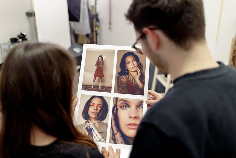 photo horizontale d'une jeune mannequin motivée qui s'entraîne