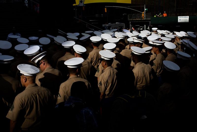 Uma multidão de fuzileiros navais dos EUA com chapéus brancos fotografados por trás em Times Square.