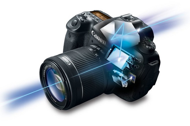 Схема, на которой изображена траектория света внутри цифровой зеркальной камеры, — свет попадает в объектив, после чего отражается в видоискатель, а также в модуль автофокусировки камеры.