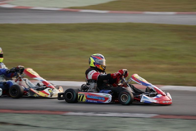 Photo d'une course de kart, dont l'arrière-plan a été flouté grâce à un panoramique.
