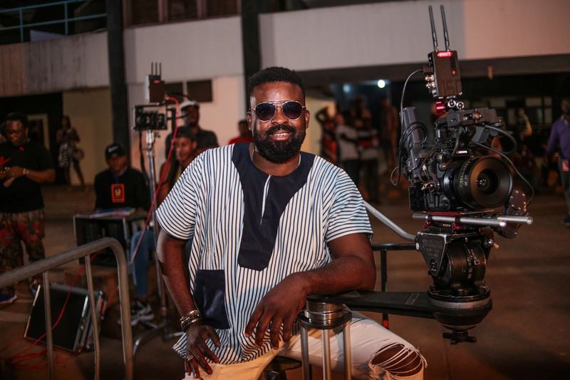 Il regista di Nollywood Kunle Afolayan vicino a una videocamera Canon Cinema EOS, sul set del suo film Citation.