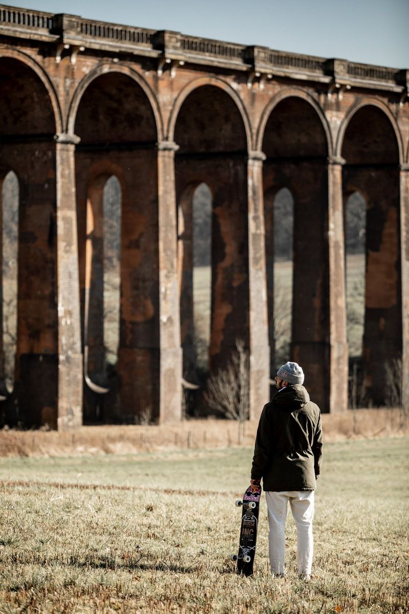 Le skateur Vladik Scholz contemple le viaduc de Balcombe.