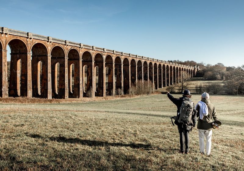 Le photographe Lorenz Holder et le skateur Vladik Scholz contemplent le viaduc de Balcombe.