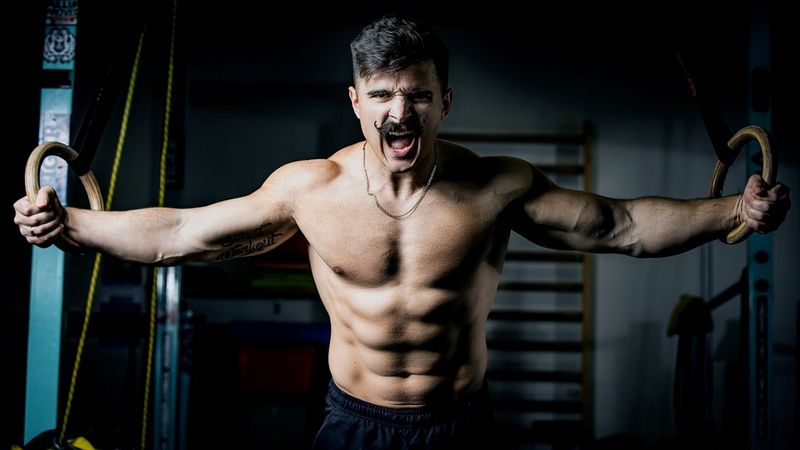 Homme Musclé Travaillant Dans Une Salle De Sport, Homme Fort, Le Fond Est  Noir