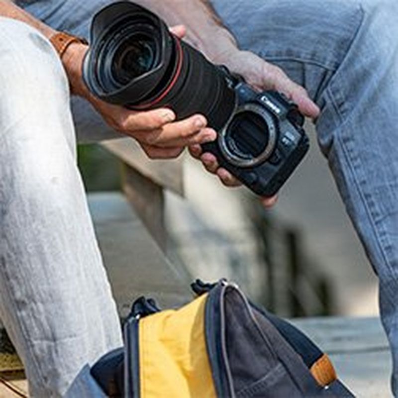 Видеограф меняет объектив RF на Canon EOS R5.