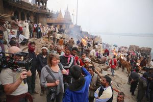 La embajadora de Canon Lieve Blancquaert siendo grabada en una ribera llena de gente con un equipo de vídeo de Canon.