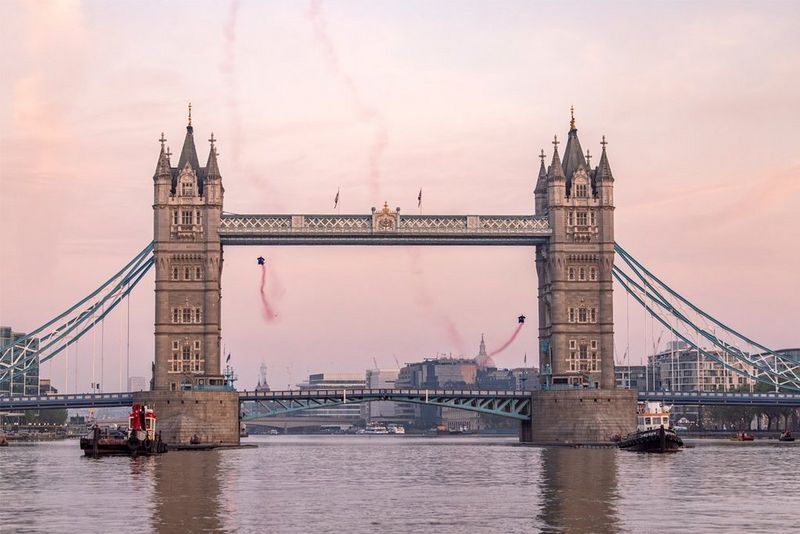 Les wingsuiters Marco Fürst et Marco Waltenspiel lors de leur vol à travers le Tower Bridge, monument emblématique de Londres ; prise de vue réalisée avec un appareil Canon.