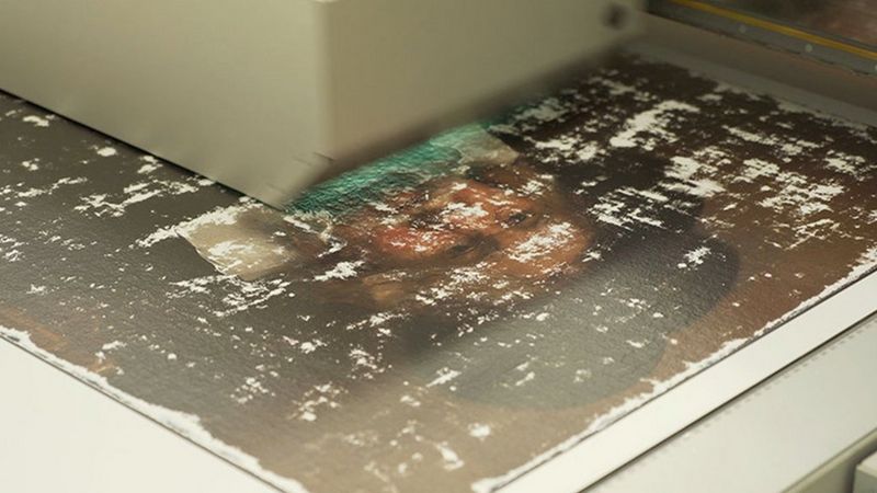 La tecnología de impresión elevada de Canon Production Printing crea una superficie con textura de una réplica de la obra Retrato de un anciano, de Rembrandt, «apilando» varias capas de tinta de 2 a 40 μm de grosor una encima de otra.