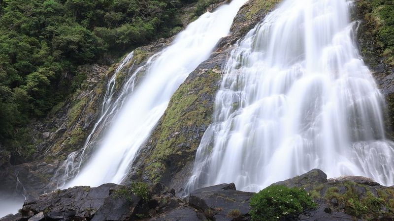 Wählst du beim Canon RF 70-200mm F4L IS USM eine 35mm-Brennweite, bist du direkt im Zentrum des Geschehens. Mit einer langen Belichtungszeit wie hier wirkt das Wasser mit schön verschwommenen Schlieren und es vermittelt den Eindruck von Bewegung.